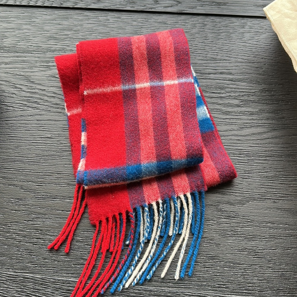 Burberry scarf. 100% cashmere
